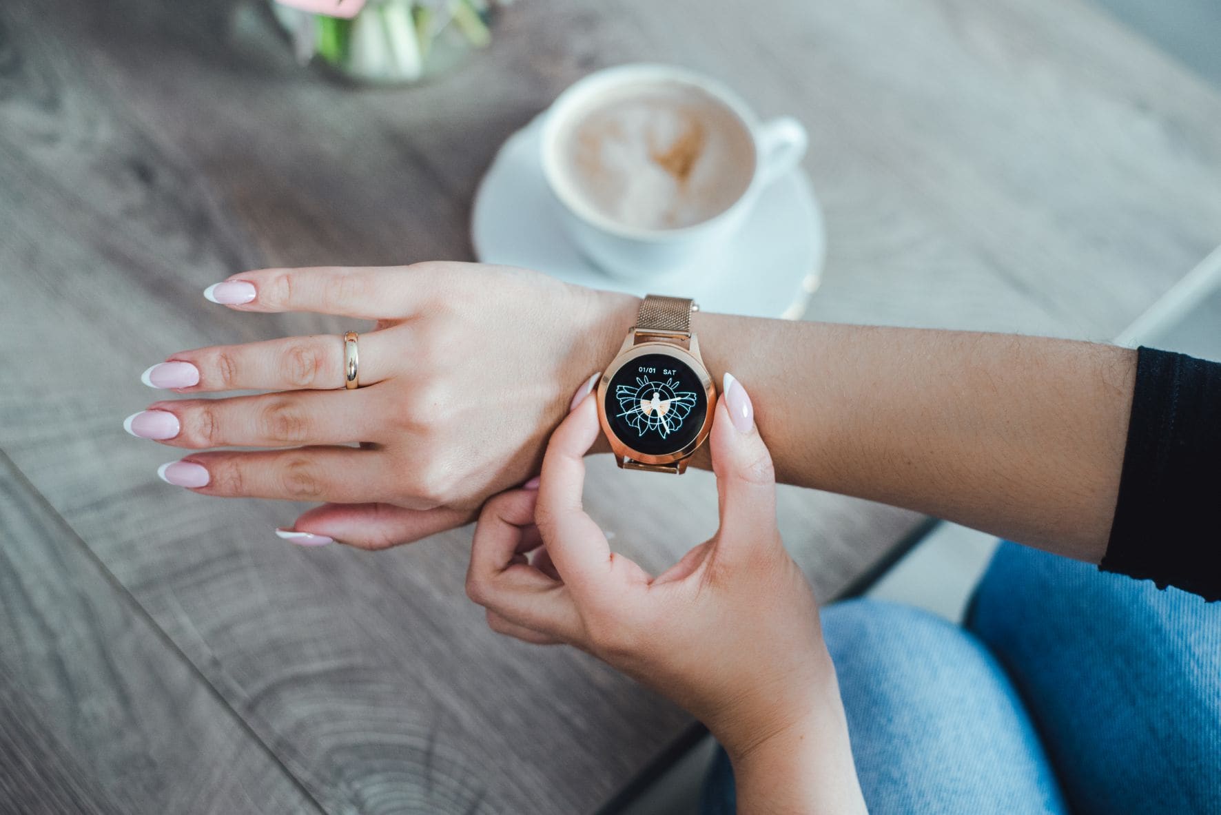Maxcom FW42 - a smartwatch designed for women - SmartMe