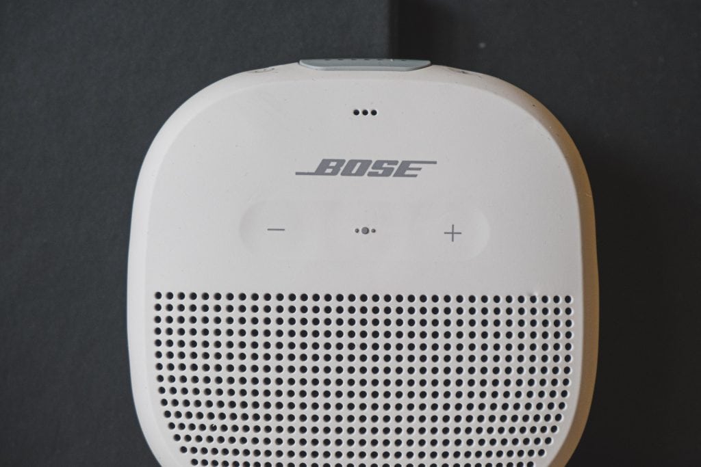 Bose SoundLink Micro na czarnym tle
