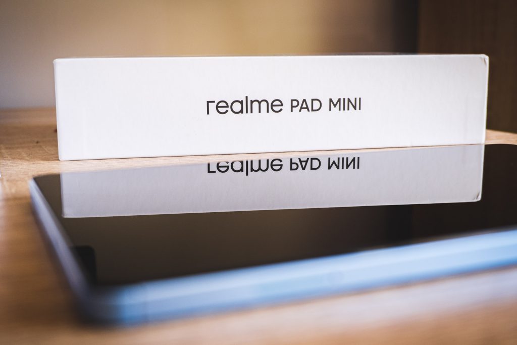 tablet realme pad mini i jego pudełko z nazwą produktu